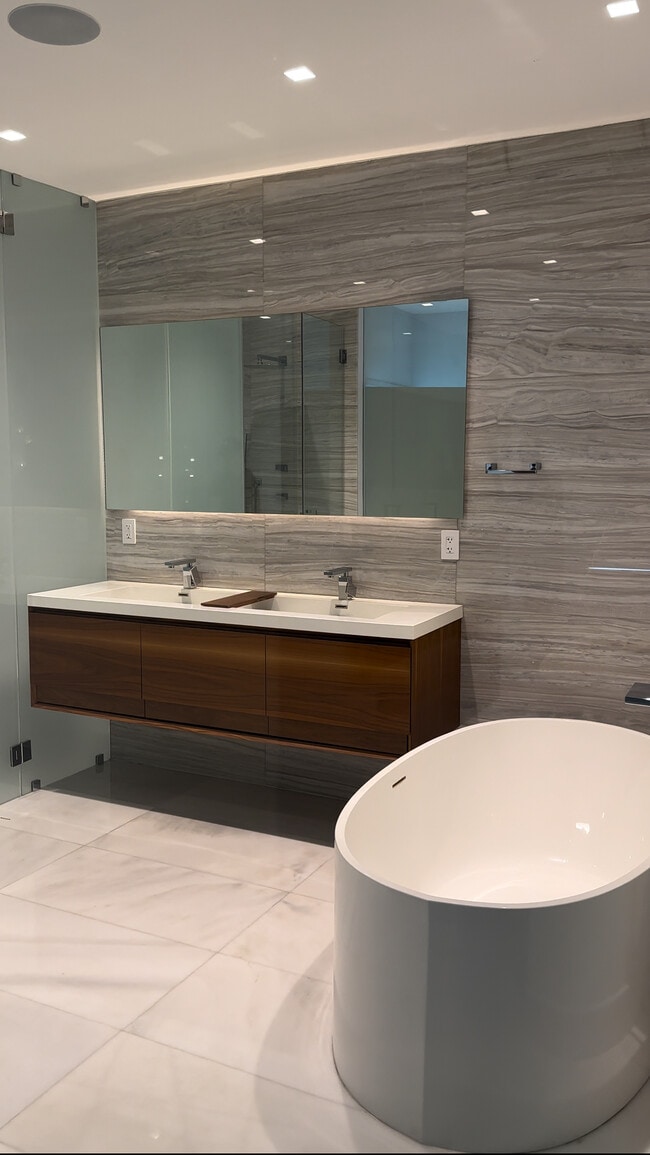 Photo - 270 Biscayne Boulevard Way