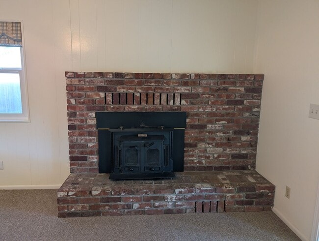 Photo - 4 Bedroom 2 Bath Near Westside Shopping Center