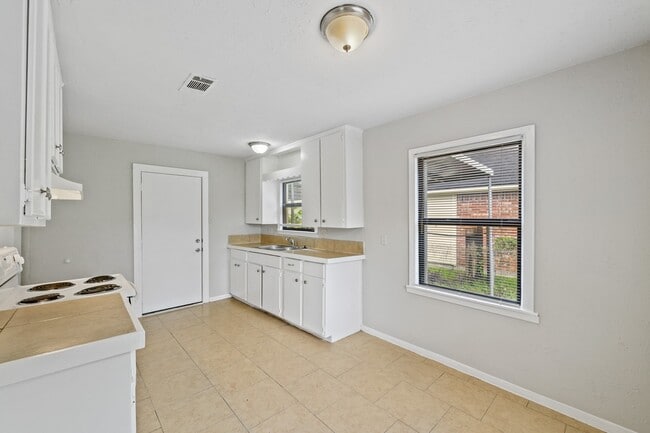 Photo - 1718 Miami Rd