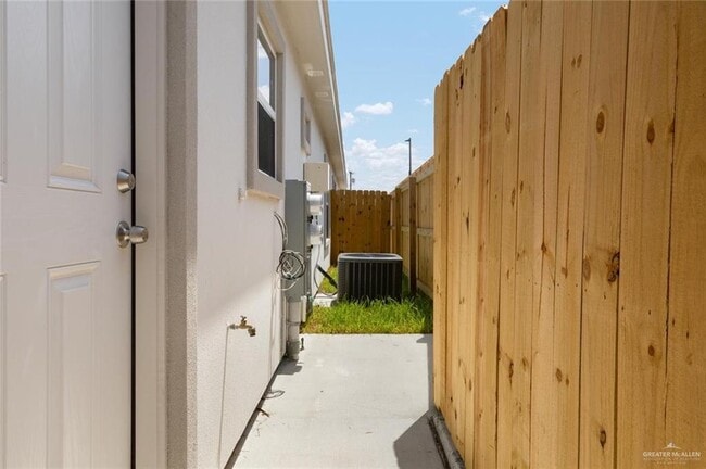 Building Photo - 13 S Alamo Rd Unit 2