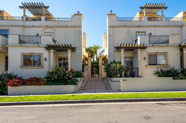 Para ver llame a Bella (310)498-6575 - 841 Westmount Dr Unidad 102