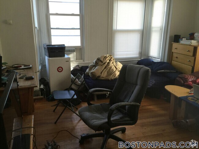 Building Photo - 35 Brookline St Rental
