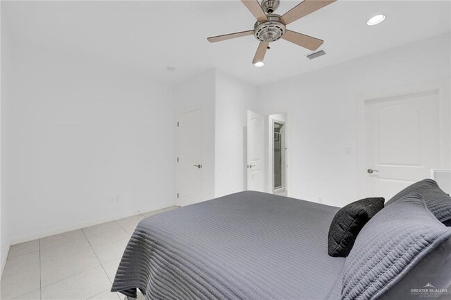 Photo - 21 E Thornhill Ave