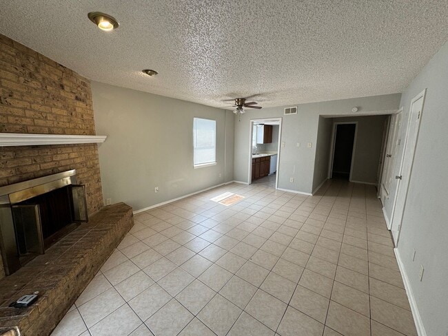 Building Photo - Spacious Townhome