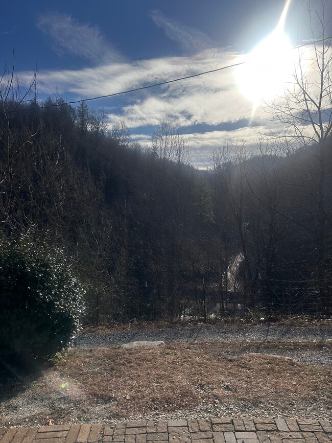 Photo - 2080 Silvermine Rd