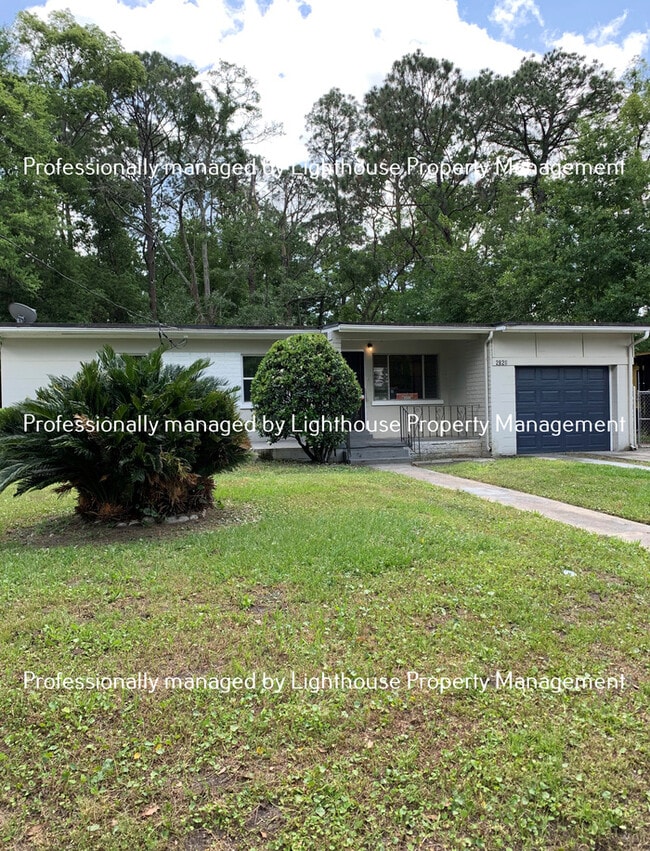 Photo - Huge 4 Bedroom Home With Sunroom And Garage