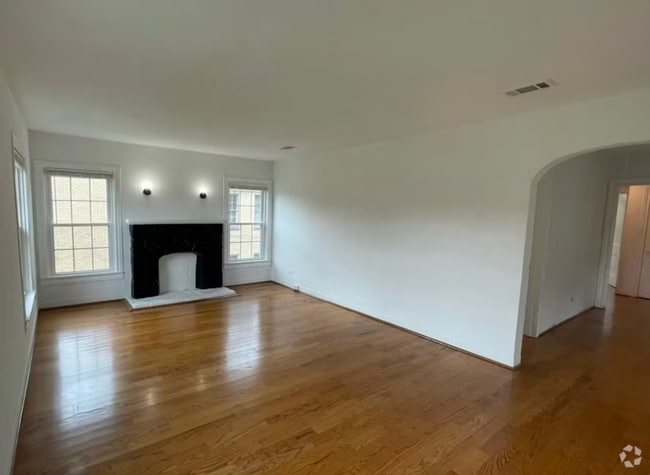 Building Photo - 2802 Cleburne St Rental