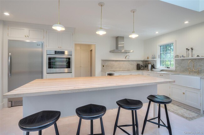 Photo - 210 Robinson Ln