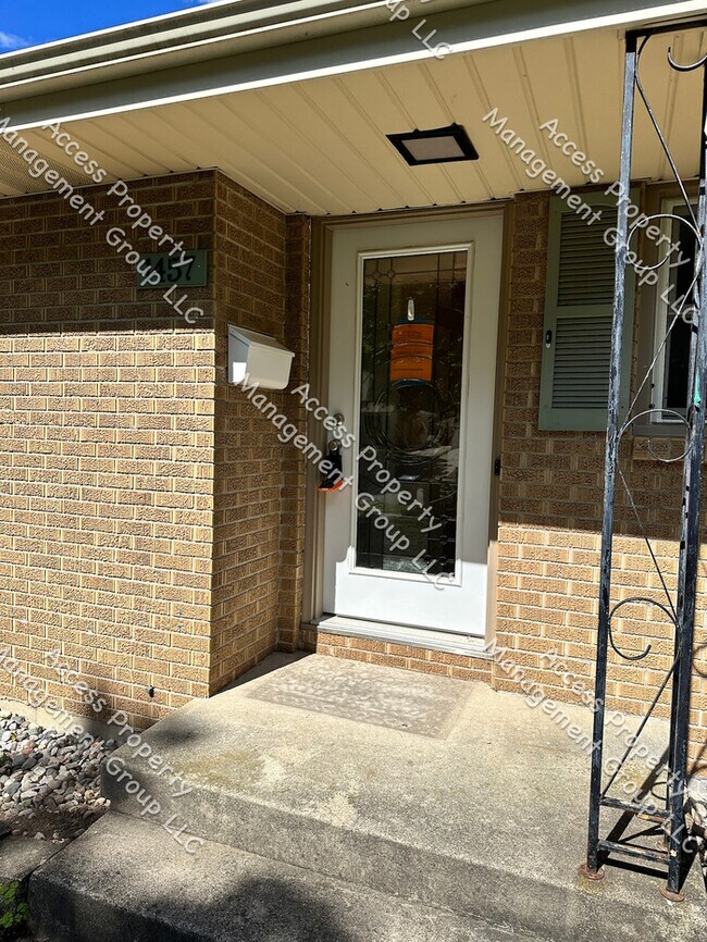 Gorgeous Updated 4 Bedroom With Finished B House Rental In Grand