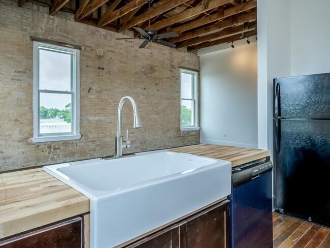 Building Photo - 110 S Main St Unit 206