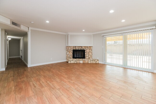 Photo - 525 E Geneva Dr