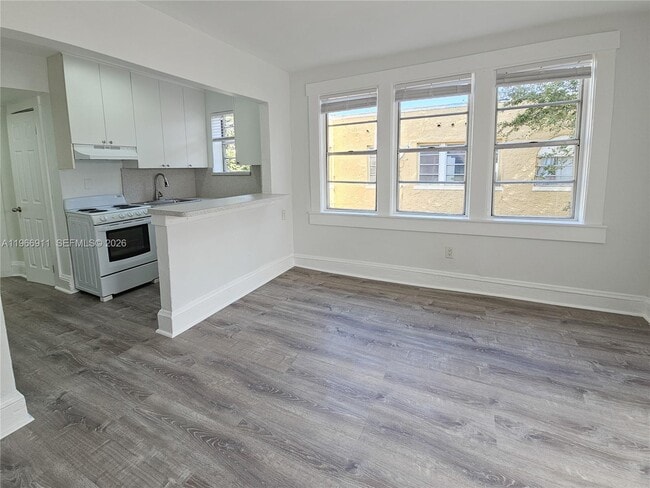 Building Photo - 2007 SW 10th St Unit 3