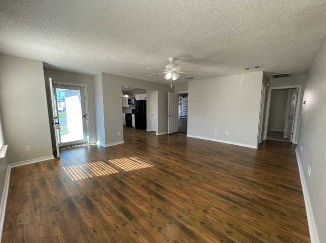 Photo - 447 Apple Dr