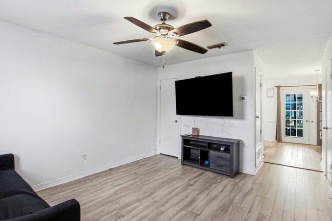 Photo - 1325 Greendale Ave