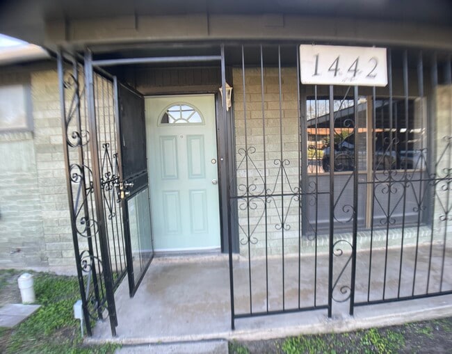 Entry. - 1442 Parnell Ave