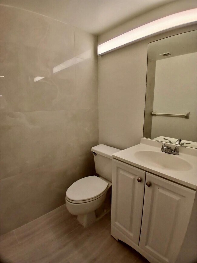 Photo - 4164 Inverrary Dr Unit 311