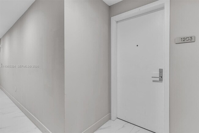 Photo - 700 NE 24th St Unidad 1203