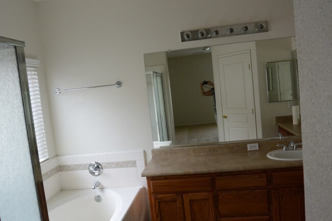 Photo - Nice 2 Bedroom home with an office in South East Visalia off of Caldwell and Pinkham