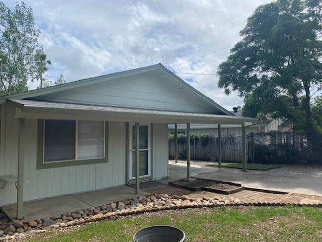 Building Photo - Vintage Charm Meets Modern Comfort!