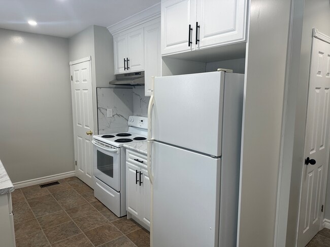 Photo - Fantastic 3-Bedroom Main Floor Apartment for Rent in Bowmanville