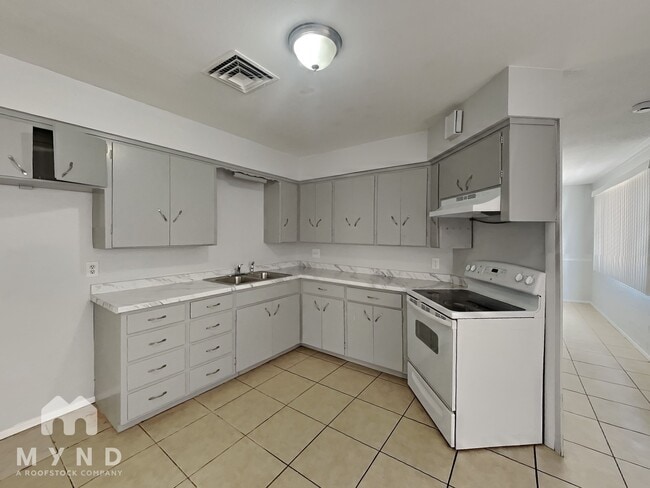 Photo - 903 E 5th St