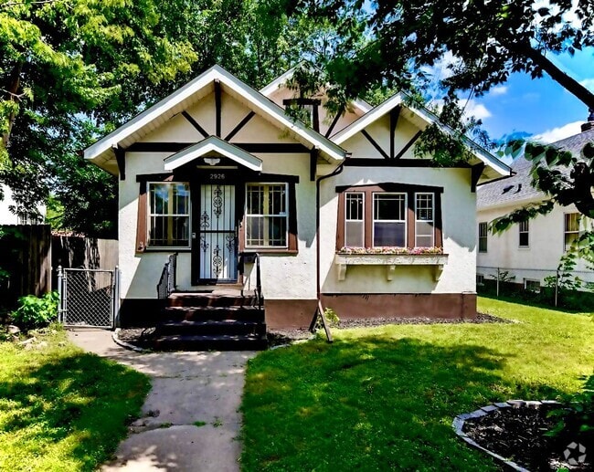 Building Photo - Huge 3 Bedroom Single Family Home in Minne...