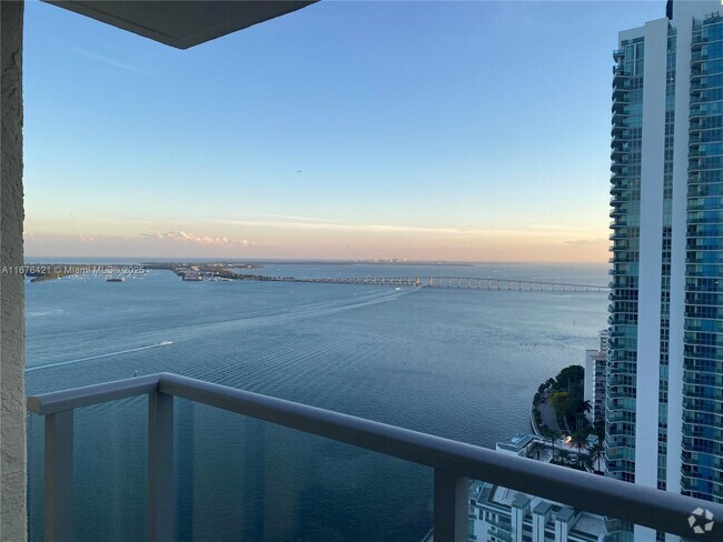 Building Photo - 1155 Brickell Bay Dr Unit 3303 Rental