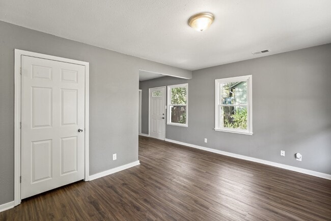 Photo - Welcome home to this cozy and fully updated 3-bedroom, 1-bath rental in Kansas City, KS!  1st mon...