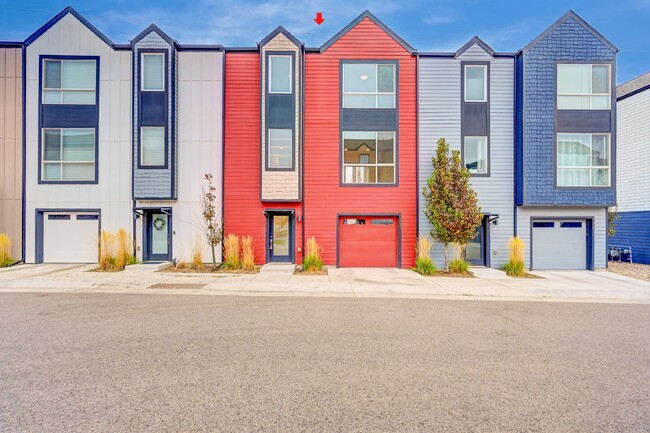 Building Photo - $2,795 - 3 bed, 3.5 bath located in Lakewood with AC, and In Unit Laundry!