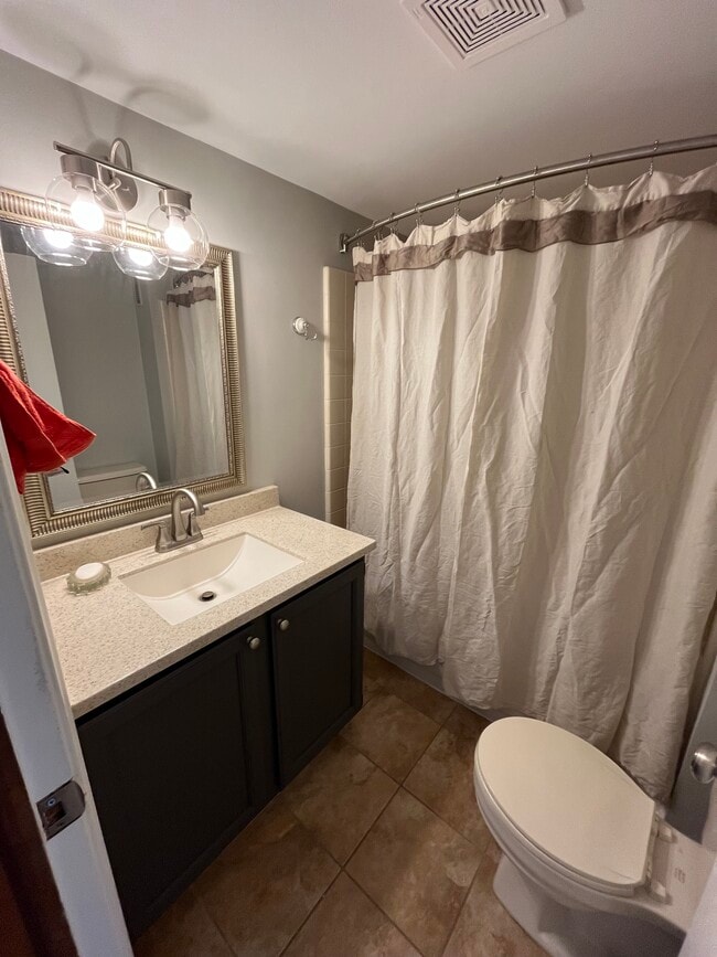 Baño completo con bañera - 9045 Millward Ave