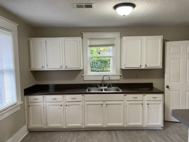 Photo - Charming 2-Bedroom Home with Spacious Living Areas in East Memphis