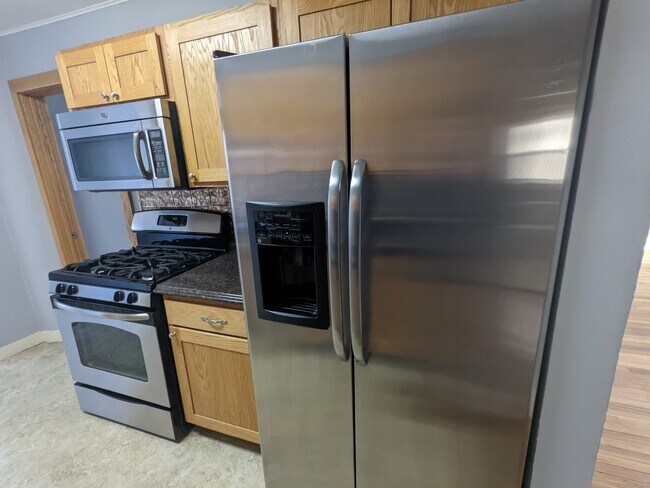 Kitchen - 506 W College St Unit 506