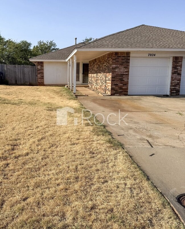 Building Photo - 7024 Woodlake Dr Unit 7024 Woodlake Dr