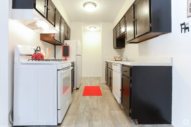 2BR, 1.5BA - 990 SF