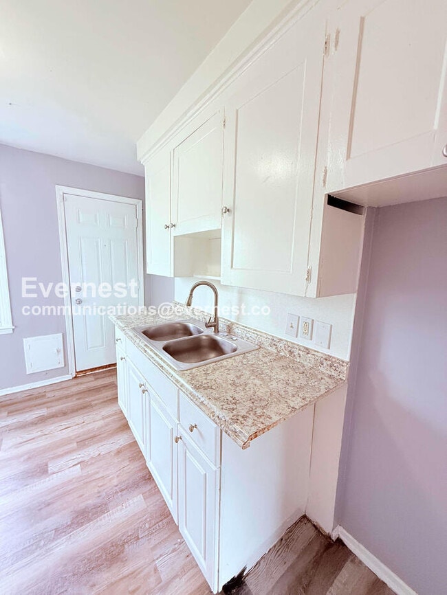 Photo - 17137 Ontario St