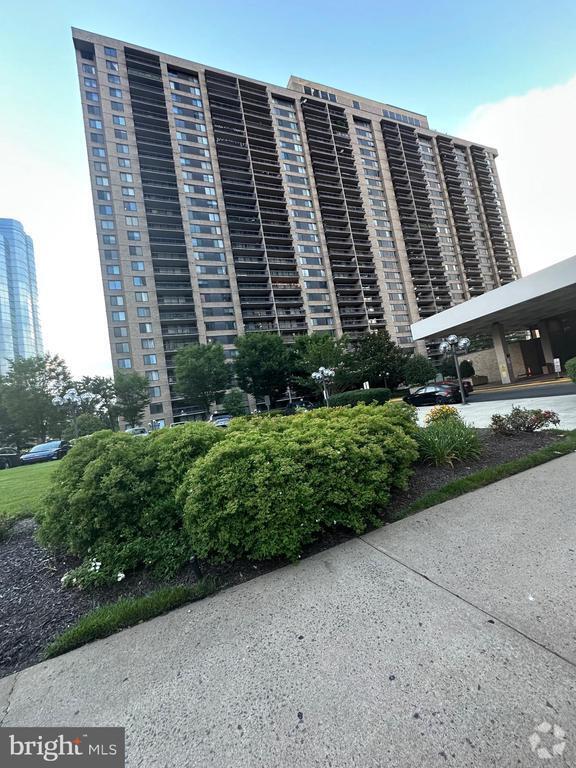 Building Photo - 3705 S George Mason Dr Unit 102-S Rental