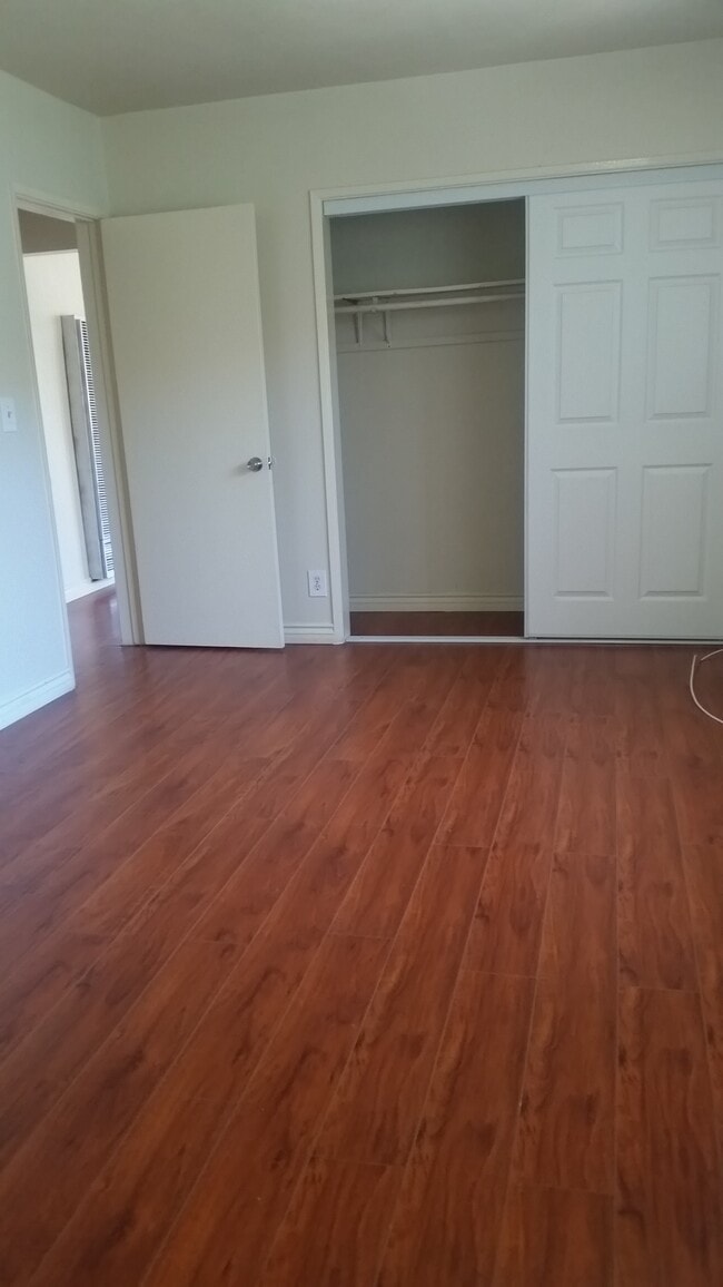 Photo - 15418 Larch Ave