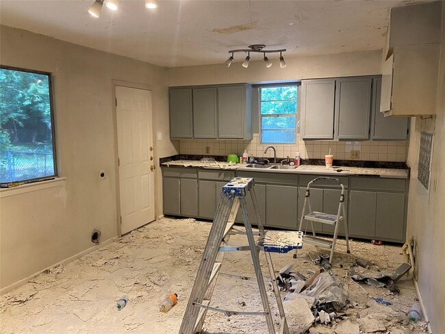 Photo - 1412 Oakwood Dr