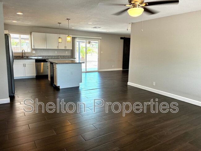 Photo - 1421 S Roberts Rd