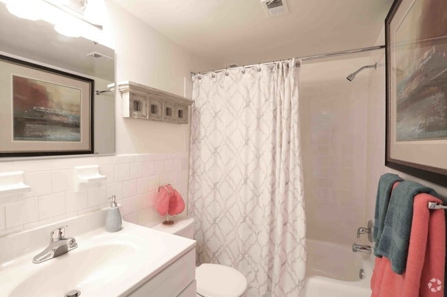 2BR, 1BA - 897 SF