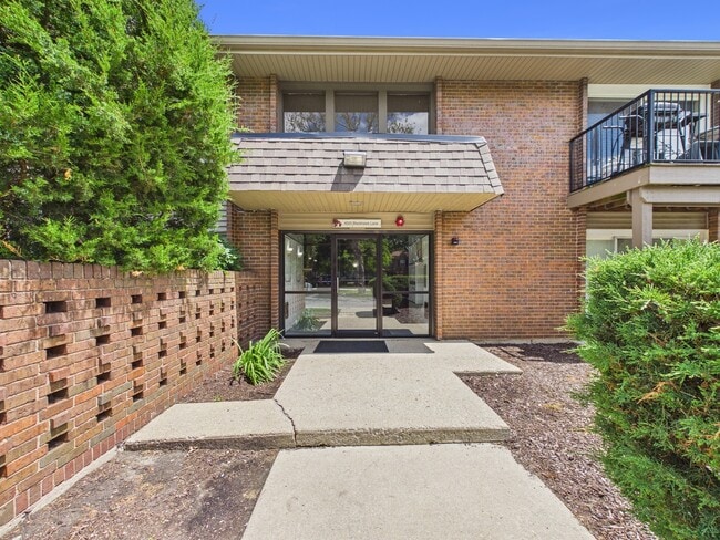 Building Photo - 4525 Blackhawk Ln Unit 202