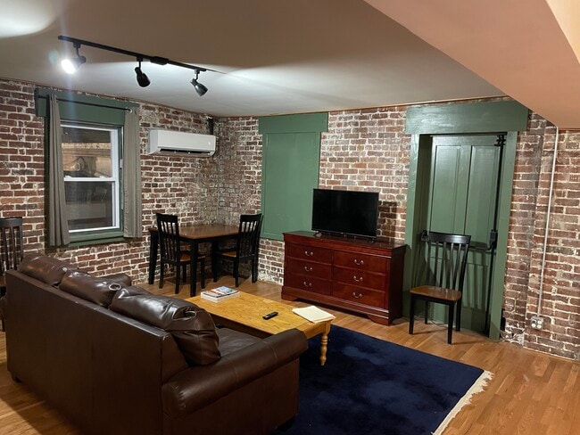 111 W 4th St Unit 1