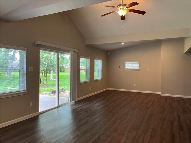Photo - 304 S Shadowbend Dr