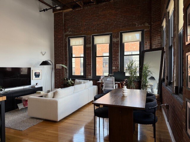 #401 ÁREA DE ESTAR/COMEDOR - Brass Building Lofts