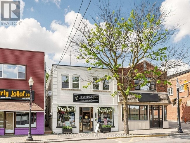 Photo - 6258 Main St
