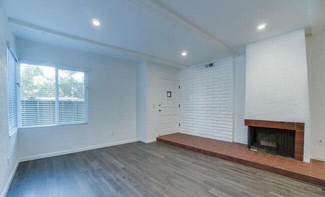 Photo - 16-18 REEF ST. Unit 16