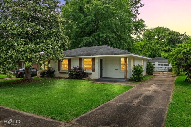 Building Photo - Check Out this 3 bed 2 bath Rental