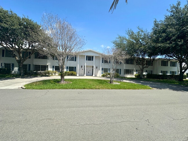 Building Photo - Welcome to charming 2-bedroom, 1-bathroom ... Rental