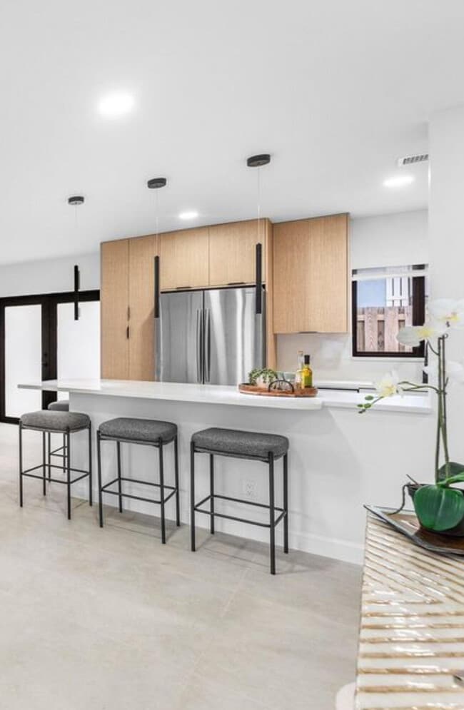 Building Photo - 608 SE 2nd Ave