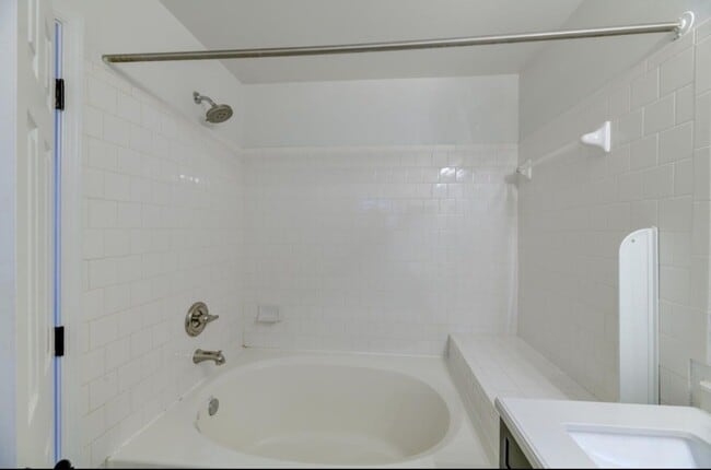 Master Bath Tub - 6942 Malachite Pl